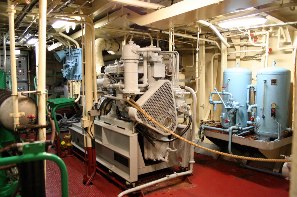 Angoumois_-_Engine_room_2_-_Auxiliary_engine